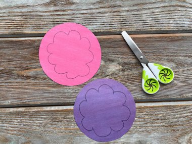 Kağıttan daireler çiz, kağıt çörek yap, çocuk için evde nasıl yapılacağına dair bir ders ver..