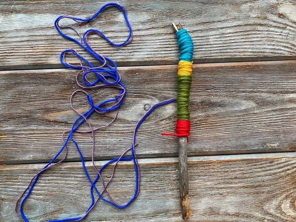 Paso a paso, cómo envolver un palo de punto, clase magistral para niños. —  Fotos de Stock