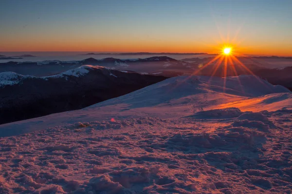 Ανατολή του ηλίου στο όρος Pop Ιβάν — Φωτογραφία Αρχείου