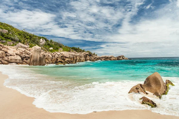 Seychelles. Isla La Digue. Playa del desierto . — Foto de Stock