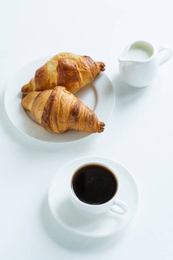 Kahvaltı. Kahve süt ve ay çöreği. Yukarıdan görüntülemek.