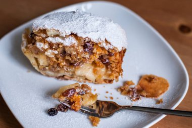 Apple Strudel bir plaka üzerinde bir