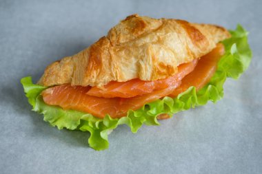 kruvasan somon ve salata ile