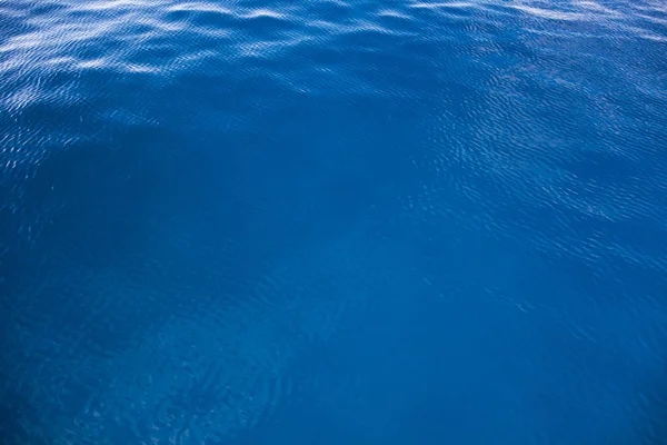 Water van de helderblauwe zee. Tenerife-eiland. Canarische. — Stockfoto