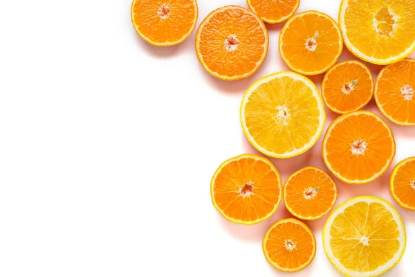 Laranjas de redução e tangerinas em um fundo branco — Fotografia de Stock