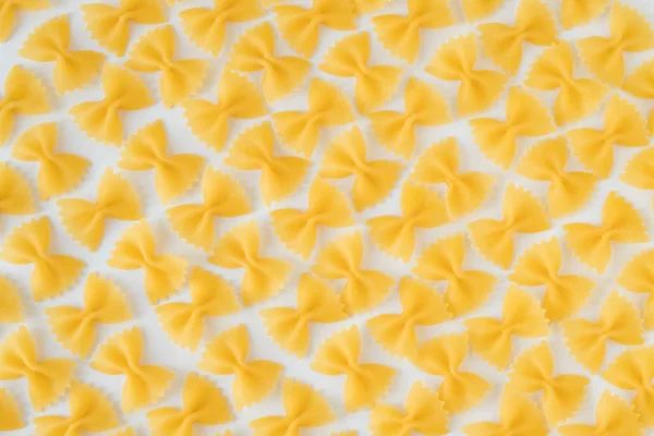 Ungekochte italienische Pasta auf weißem Hintergrund — Stockfoto