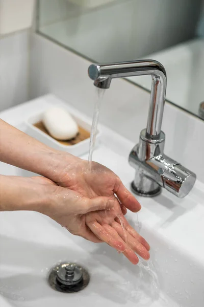 Een Vrouw Wast Haar Handen Zorgvuldig Met Zeep — Stockfoto