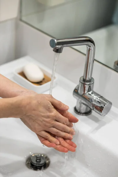 女人用肥皂仔细洗手 — 图库照片
