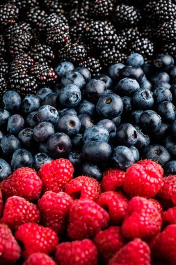 Güzel, sulu meyveler. Böğürtlen, ahududu ve yabanmersini. yaz yemekleri arka planı.