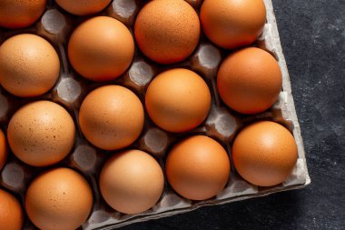 Karton kutuda kahverengi tavuk yumurtası