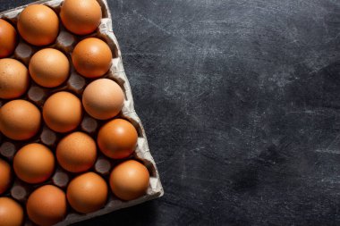 Gri arkaplanda kahverengi tavuk yumurtaları, metin için boşluk