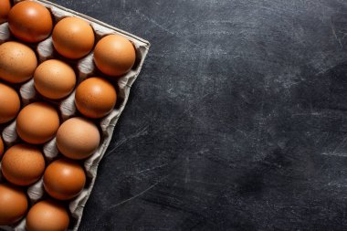 Gri arkaplanda kahverengi tavuk yumurtaları, metin için boşluk