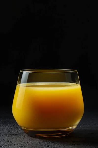 Vidro Com Suco Laranja Fresco Fundo Escuro — Fotografia de Stock