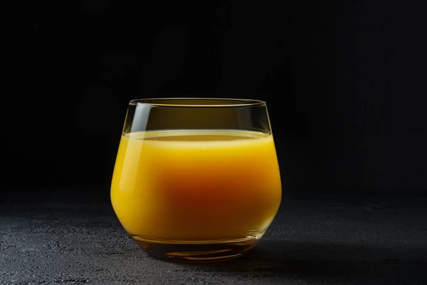 Склянка Свіжим Апельсиновим Соком Темному Фоні — стокове фото