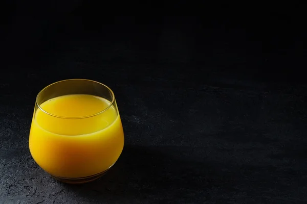 Vidro Com Suco Laranja Fresco Fundo Escuro — Fotografia de Stock