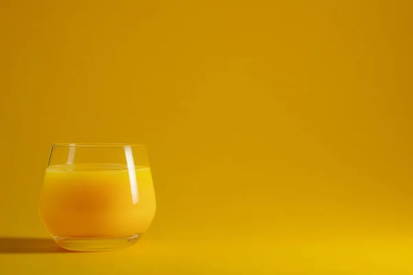 Vidro Com Suco Laranja Fresco Fundo Amarelo — Fotografia de Stock