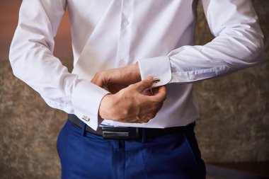 Beyaz tişörtlü adam