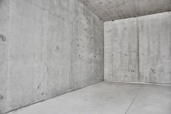 Beton duvar odadaki