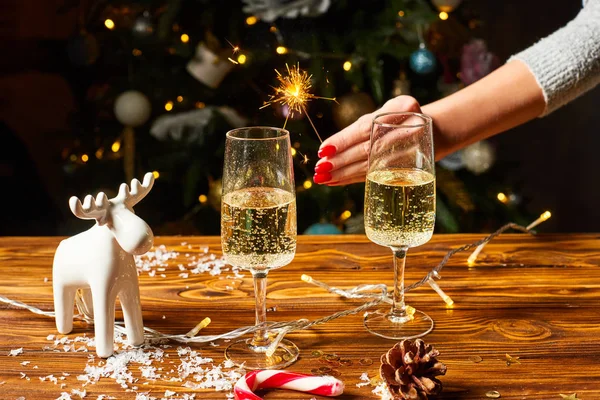 Jouet de Noël décorations cerfs sur la table avec champagne — Photo