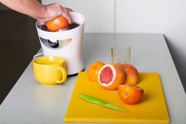 Taze portakal suyu mutfak yapma adam