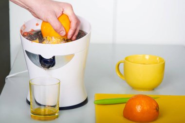 Taze portakal suyu mutfak yapma adam