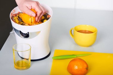 Taze portakal suyu mutfak yapma adam