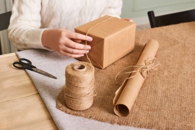 Kadın ambalaj kutusu. Kraft ambalaj kağıdı ve doğal sicim. Geri dönüşüm malzemesi. Mutlu bayramlar, sürpriz. Boks günü için hediyeler. Teslimat servisi, nakliye. El işi sanatları. Kutlama. Foc