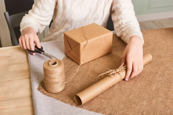 Verpackungsbox für Frauen. Kraftverpackungspapier und Naturfäden. Recyclingmaterial. glückliches Urlaubsgeschenk, Überraschung. Geschenke für den Boxtag. Lieferservice, Versand. Kunsthandwerk. Feiern. foc — Stockfoto