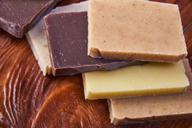 Ahşap arka planda doğal el yapımı sabunlar. Spa organik sabunun çeşitleri.