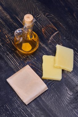 Ahşap arka planda doğal el yapımı sabunlar. Çevre kağıdı ambalajında organik sabun.