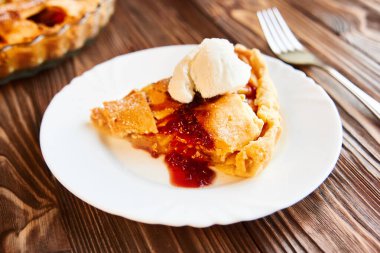 Dondurmalı elmalı turtaya odaklan. Lezzetli ev yapımı elmalı pasta kompozisyonu. Düzenli ya da ev yapımı Charlotte yemek pişirmek için biçilmiş kaftan.