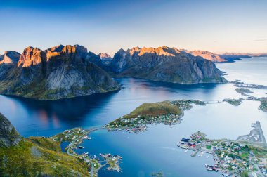 Günbatımı panoramik manzaraya Norveç'te