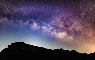 Tenerife nefes kesen gece gökyüzünde