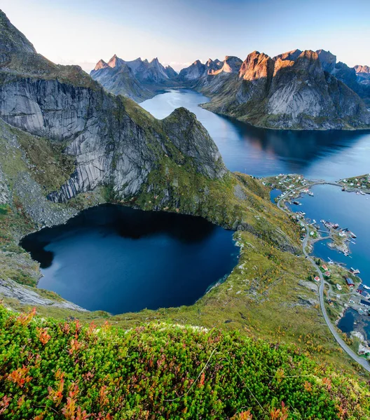 Dağlar Lofoten Adaları'nın çarpıcı üzerinde panoramik görünüm