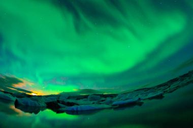 İzlanda üzerinde nefes kesen auroraborealis