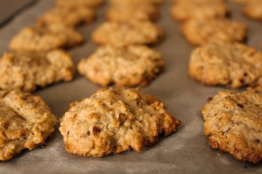 Kahverengi ev yapımı yulaflı kurabiye satır kapatın