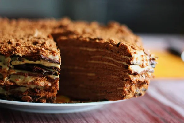 Closeup of tasty high cutting chocolate honey cake — Stock Photo, Image