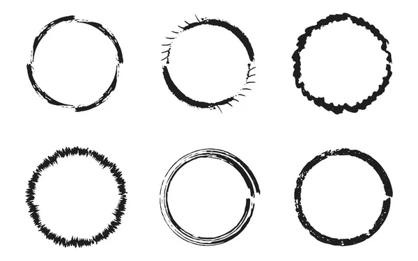 Uppsättning av svart grunge cirklar, runda ramar — Stock vektor