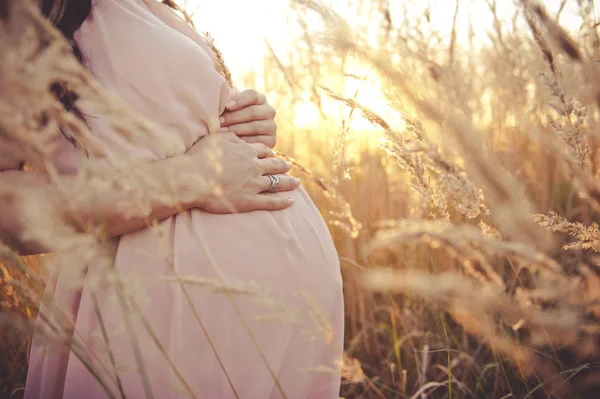 Femme enceinte se détendre à l'extérieur dans le parc — Photo