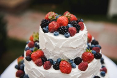 Çilekli düğün pastası