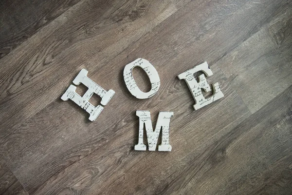 Lettres blanches en bois "HOME" sur le fond en bois — Photo