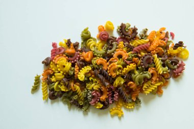 Çok renkli makarna pişmemiş.