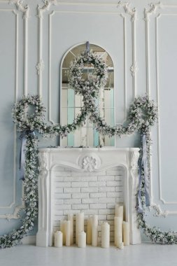 Şömine çiçekler ve mumlarla süslenmiş. ışık Stüdyo Oda.