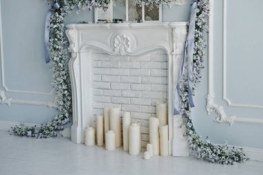 Şömine çiçekler ve mumlarla süslenmiş. ışık Stüdyo Oda.