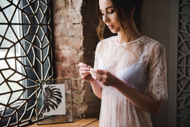 Gelin bir küpe koyar. Çok güzel bir gelin portresi. Klasik düğün.