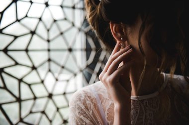 Gelin bir küpe koyar. Çok güzel bir gelin portresi. Klasik düğün.