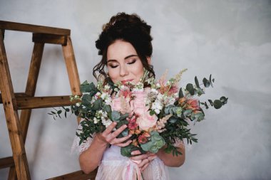 Çok güzel bir gelin portresi. Düğün. Pembe buket ile güzel gelin. 