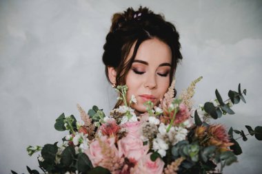 Çok güzel bir gelin portresi. Düğün. Pembe buket ile güzel gelin. 