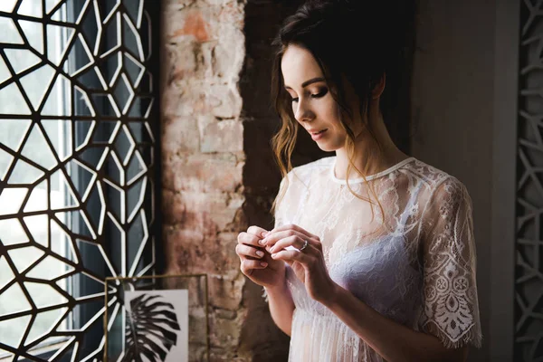 Noiva Põe Brinco Retrato Uma Linda Noiva Casamento Clássico — Fotografia de Stock