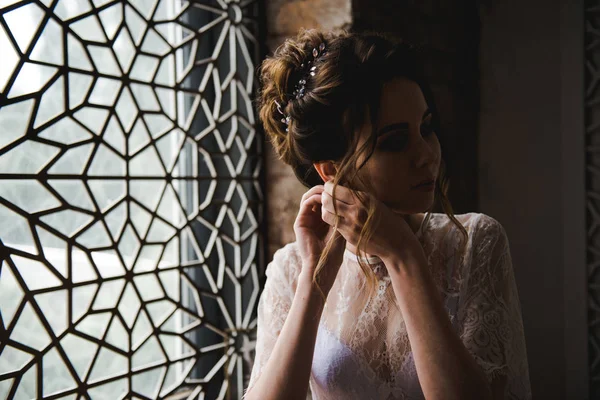 Noiva Põe Brinco Retrato Uma Linda Noiva Casamento Clássico — Fotografia de Stock